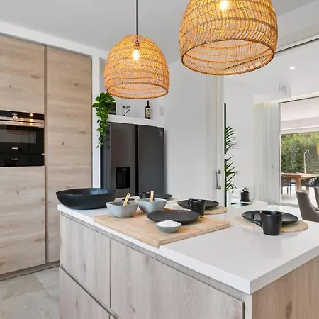 Vivi Homes -villa Perla Pool, Gym, Jacuzzi & Garden * אסטפונה