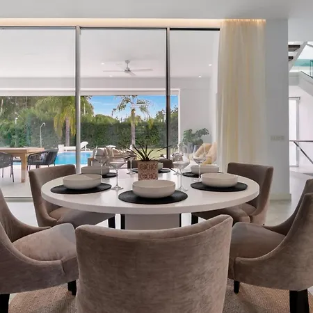 Vivi Homes -villa Perla Pool, Gym, Jacuzzi & Garden * Estepona