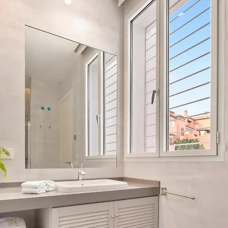 Vivi Homes -villa Perla Pool, Gym, Jacuzzi & Garden Villa Estepona