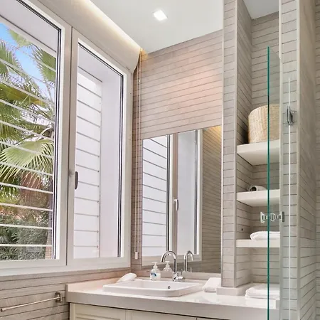 Vivi Homes -villa Perla Pool, Gym, Jacuzzi & Garden * Estepona