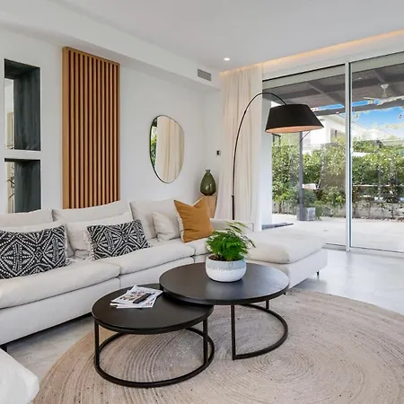 Vivi Homes -villa Perla Pool, Gym, Jacuzzi & Garden Villa Estepona
